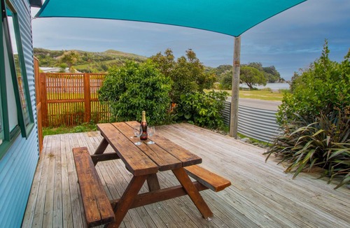 Tata Beach House | Beachside Bach - Ligar Bay Holiday Home