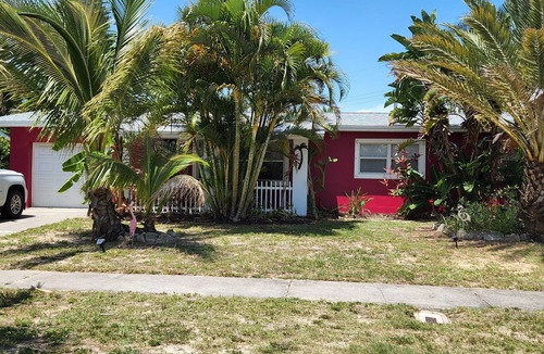 Indialantic House | Beachside Beach Retreat-Walk to the beach!(Pet-friendly)