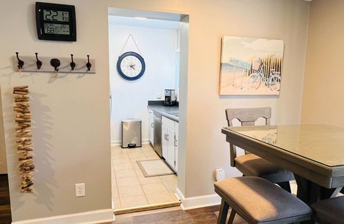 North Forest Beach Condo | Beachside Bliss: Pool View, King Bed, Walk to Fun!