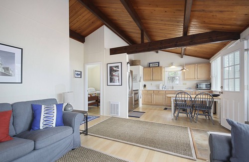Indian Neck Heights Cottage | Beachside Bliss – Beautiful Cottage Steps from the Sea 🏖