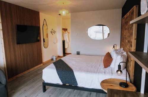 Long Beach Hotel | Beachside Bliss! Pet-friendly Hotel with Indoor Pool and Sauna, Free Parking!