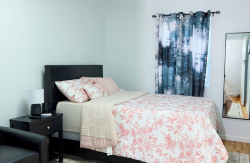 Queens House | Beachside Bliss Stylish 2BR in the Heart of Far Rockaway.