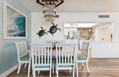 South Patrick Shores Apartment | Beachside Bliss: 2-Bedroom Apartment Near the Ocean