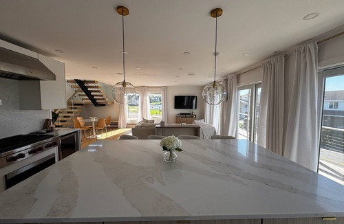 Swampscott House | Beachside Coastal Retreat: Breathtaking Views
