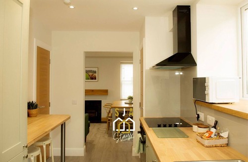 Cullen House | Beachside Cottage - SJA Stays - Modern 3 Bedroom
