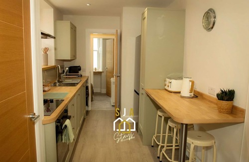 Cullen House | Beachside Cottage - SJA Stays - Modern 3 Bedroom