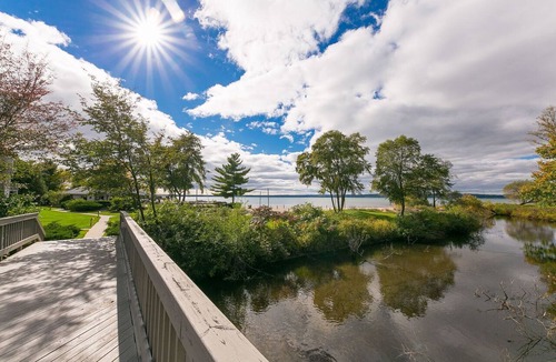 Acme Condo | 🏖️ Beachside Couples Retreat @ The Shores | Deck + Beach Access + Champagne Welcome ➠ 5719