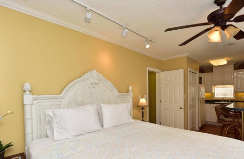 Clearwater Beach Cottage | Beachside Courtyard Romantic Retreat at Clearwater Beach