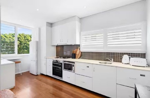 Avalon Beach House | Beachside escape steps from the surf & village