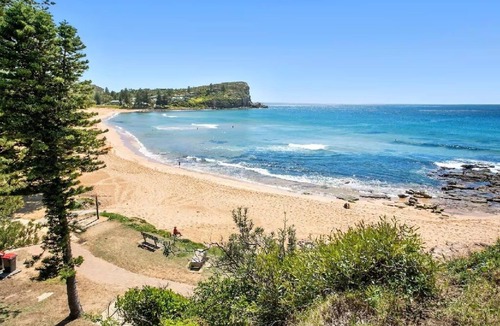 Avalon Beach House | Beachside escape steps from the surf & village