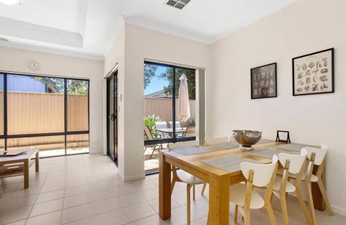 Innaloo Villa | Beachside Gem in Doubleview, Free Wi-Fi, Parking