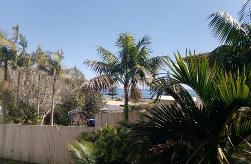 Cable Bay Apartment | Beachside Hideaway - by the surf & sand of LIttle Cable Bay - pet friendly!
