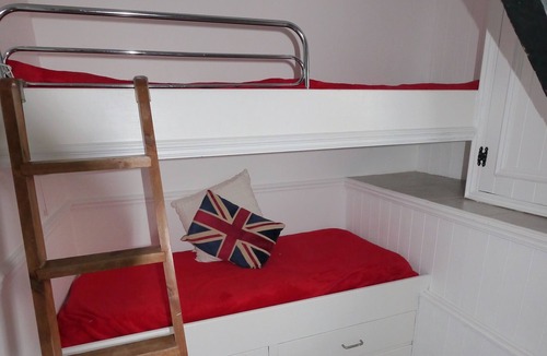 Portmellon Apartment | Beachside holiday home, extensive sea views, private garden and parking