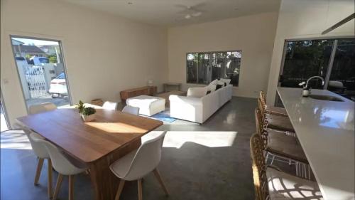 Gold Coast Apartment | Beachside home 3 bed 2 bath Burleigh