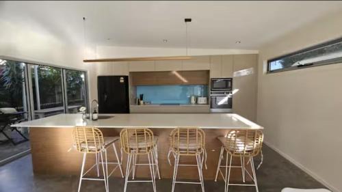 Gold Coast Apartment | Beachside home 3 bed 2 bath Burleigh