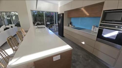 Gold Coast Apartment | Beachside home 3 bed 2 bath Burleigh