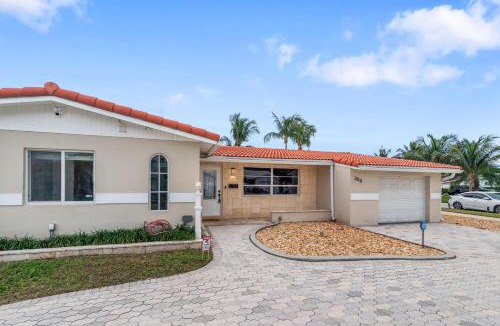 Deerfield Beach Villa | Beachside Luxe Pool BBQ Spa