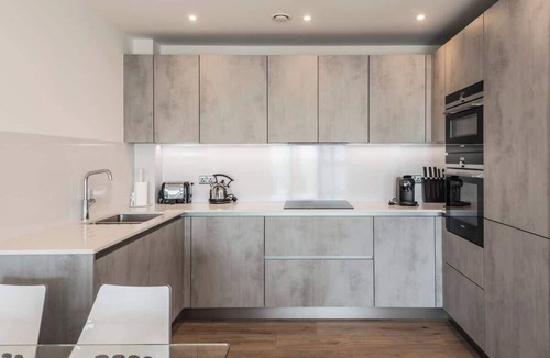Ramsgate Apartment | Beachside-New! Central, sea views & parking