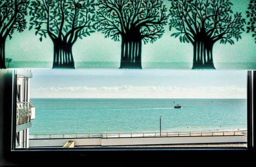 Ramsgate Apartment | Beachside-New! Central, sea views & parking
