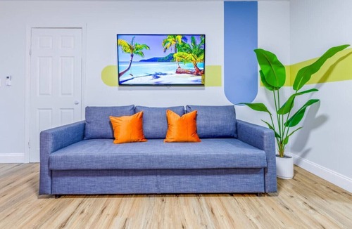Coral Ridge Apartment | Beachside Oasis w/King Bed & Sofa bed Laundry - 5m to Sand