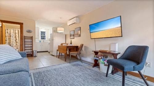 Southern Coast House | Beachside Oceanside Walk onto the beach