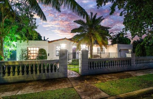 Palm Beach - West Palm Beach House | Beachside, Resort Pool, Outdoor Kitchen, Pets