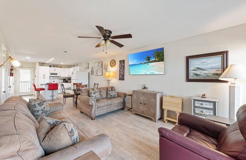 Corpus Christi Condo | Beachside Retreat | Spacious Condo with Pool & Gulf Views