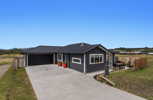 Waiotahi House | Beachside Sauna Retreat