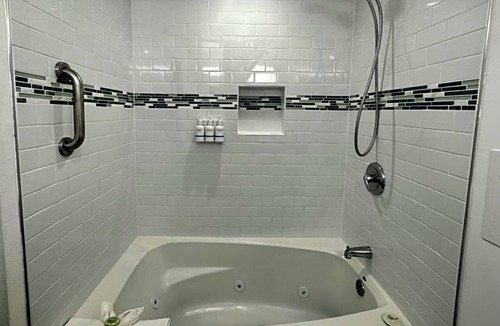 Old Towne Hotel | Beachside Stay – Walk to Shoreline, Cafés & Local Seal Beach Charm + Breakfast