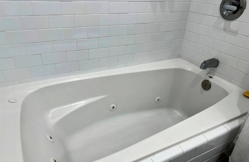 Old Towne Hotel | Beachside Stay – Walk to Shoreline, Cafés & Local Seal Beach Charm + Breakfast