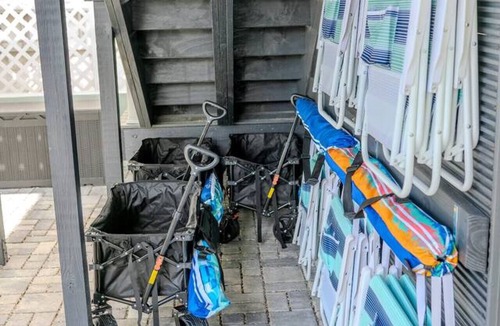 Redington Shores Apartment | Beachside Studio Apt 3 - Steps to Sand - Beach Chairs