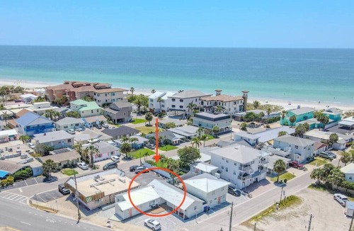 Redington Shores Apartment | Beachside Studio Apt 3 - Steps to Sand - Beach Chairs