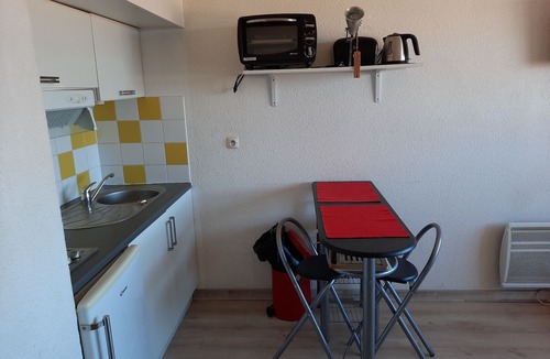 Le Penon Apartment | Beachside Studio in Seignosse - 2min to Sea, Sleeps 3, Cozy & Well-Located