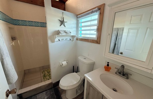 Cockburn Town Apartment | Beachside Studio with Car