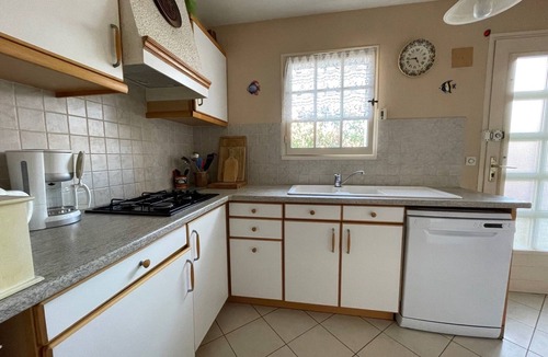 Jullouville House | Beachside Villa with Garden, Free Wifi & BBQ – Close to Shops & Attractions