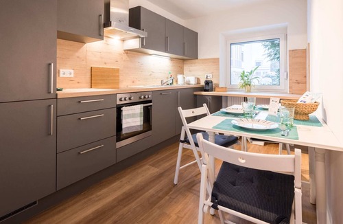 Lechhausen Apartment | BeachStyle: Kitchen - Kingbed - Parking - NETFLIX & Terrace