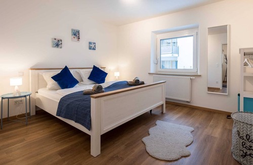 Lechhausen Apartment | BeachStyle: Kitchen - Kingbed - Parking - NETFLIX & Terrace