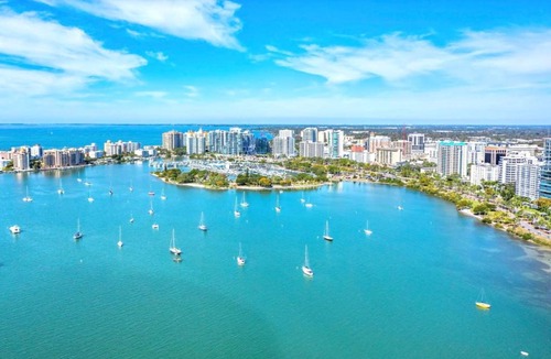 Gillespie Park Apartment | Beachtown Remote Worker Friendly-High Speed WiFi-Pets Welcome-Lido Beach-Opera-Symphony-Walk or Bike to Restaurants-10 Acre Park with Pickleball, Tennis, Basketball