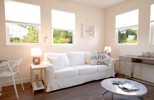 Trailer Estates Apartment | Beachtown Remote Worker Friendly-High Speed WiFi-Pets Welcome-Lido Beach-Opera-Symphony-Walk or Bike to Restaurants-10 Acre Park with Pickleball, Tennis, Basketball