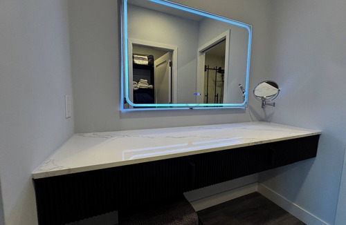 Bahamas Terrace Apartment | Beachview 1-Bedroom Suite Kitchen, Dining & TV