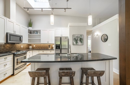 Regional District of Nanaimo House | Beachwood House, 5 min walk to beach