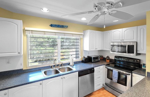 Estate Coakley Bay Condo | Beachy 2 Bedroom Coakley Bay Condo with AC, pool and backup generator.