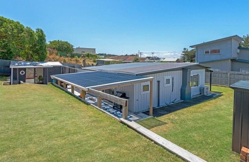 Foxton Beach House | Beachy Bach - With Brand New Spa Pool!
