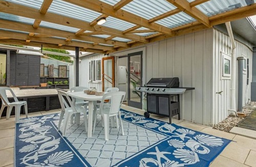 Foxton Beach House | Beachy Bach - With Brand New Spa Pool!