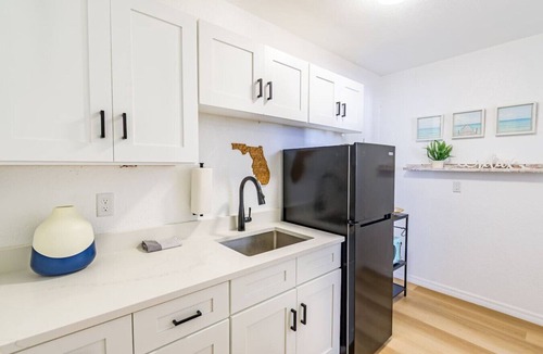 Bay Esplanade Apartment | Beachy Bayfront Condo Walk to Beach