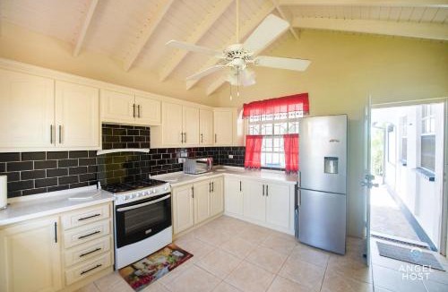 Ruby House | Beachy Cottage I Kitchen I Wi-Fi I Shaded Cabana I Parking