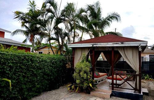 Ruby House | Beachy Cottage I Kitchen I Wi-Fi I Shaded Cabana I Parking