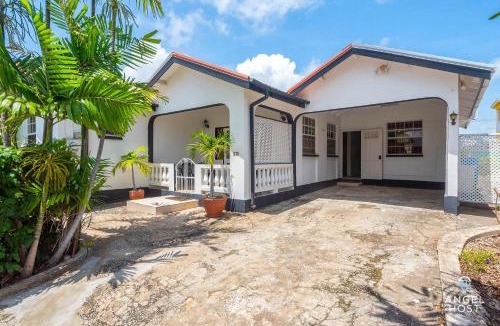 Ruby House | Beachy Cottage I Kitchen I Wi-Fi I Shaded Cabana I Parking