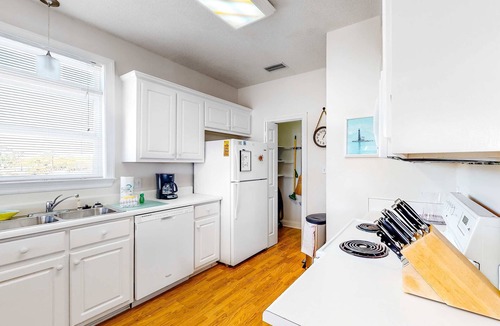 Audubon Place Condo | Beachy Duplex w/Full Kitchen, High-Speed WiFi, Central AC, and Washer/Dryer!