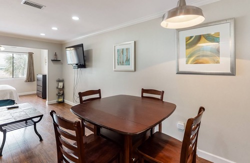 Navarre Beach Condo | Beachy & Elegant Studio!, Beach Chairs & Umbrella! Groups Welcome!